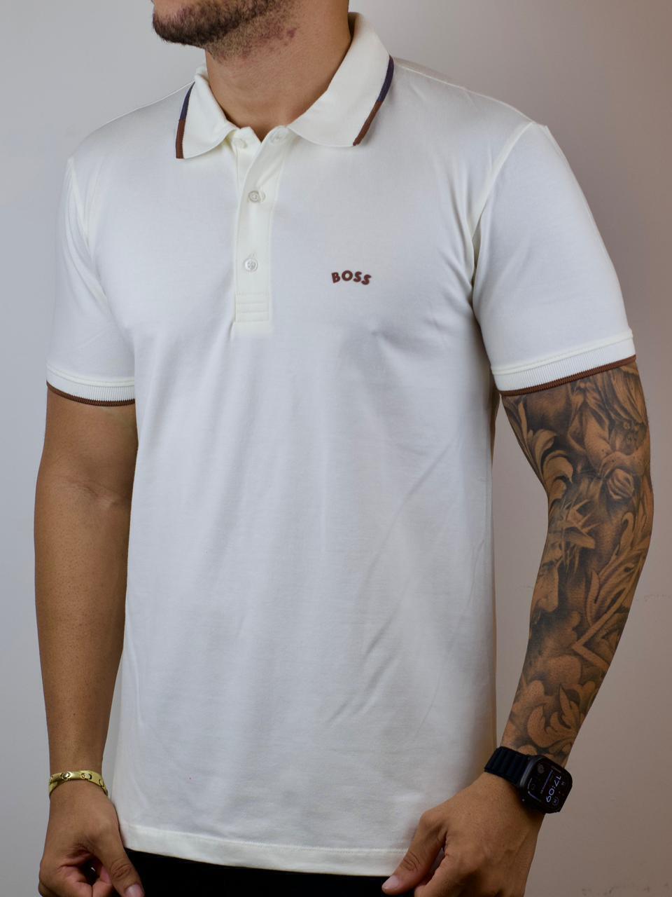 photo-2026-04-15-00-23-39-2d539b925755429bf917762580157239-1024-1024 Polo Hugo Boss Off White P - Imagem 1