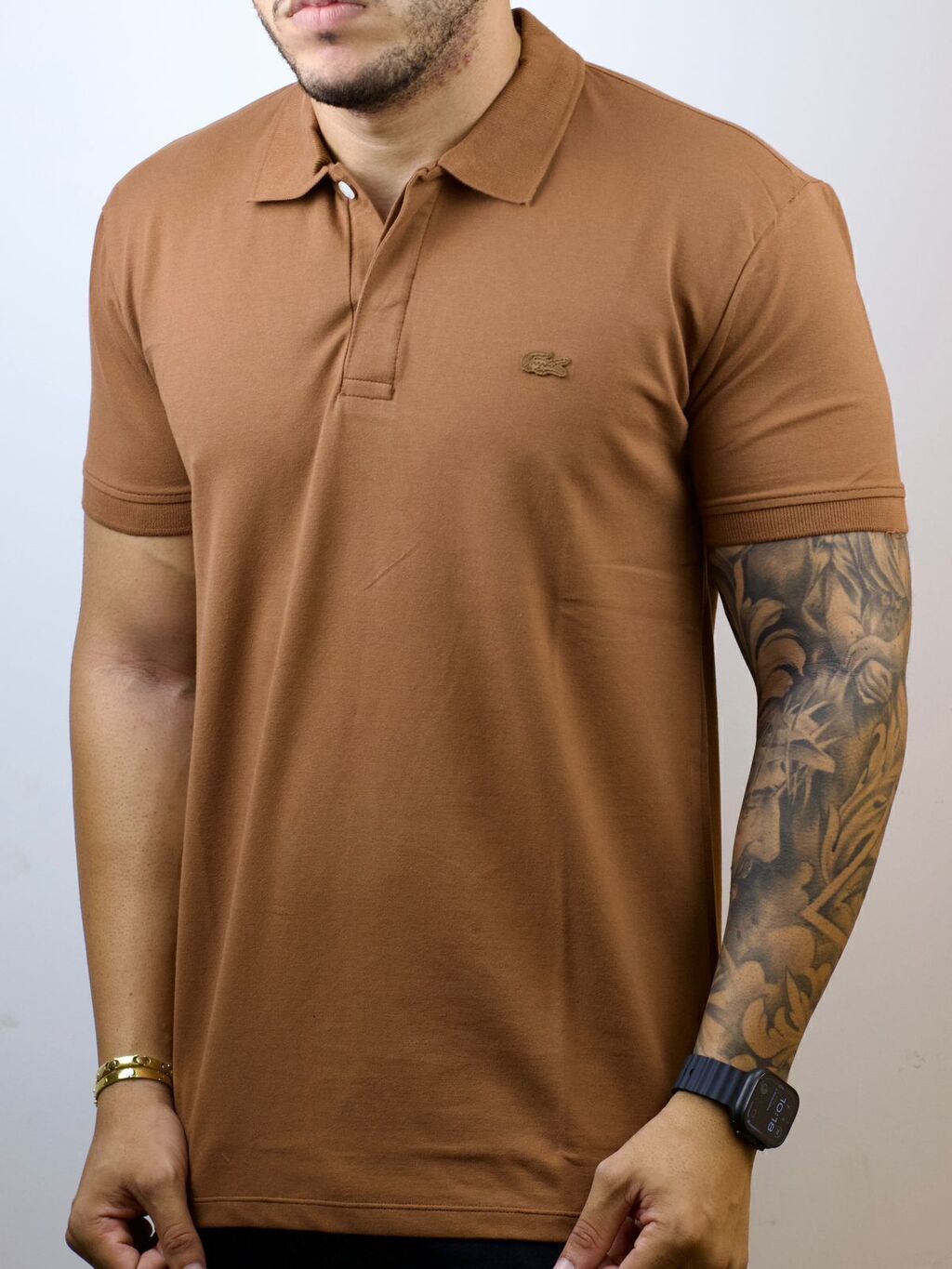 whatsapp-image-2026-04-03-at-11-36-36-5-15cc1d69e21346575117753281720339-1024-1024 Polo Lacoste Paris Marrom P - Imagem 1